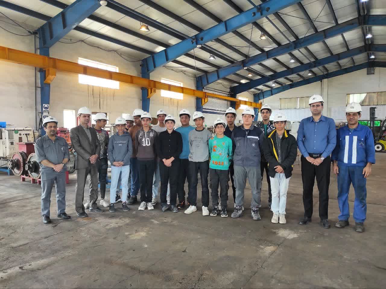 بازدید هنرجویان هنرستان شهید فاضل از معدن پروده